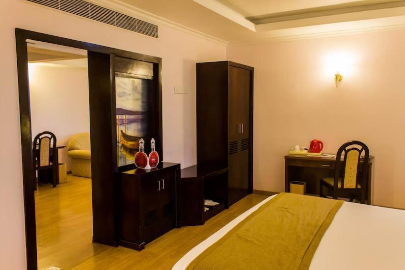 The Quilon Beach Hotel And Convention Center Kollam Kültér fotó
